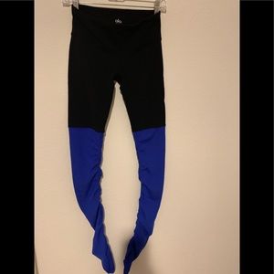 Alo Goddess Yoga Leggings in black and blue!